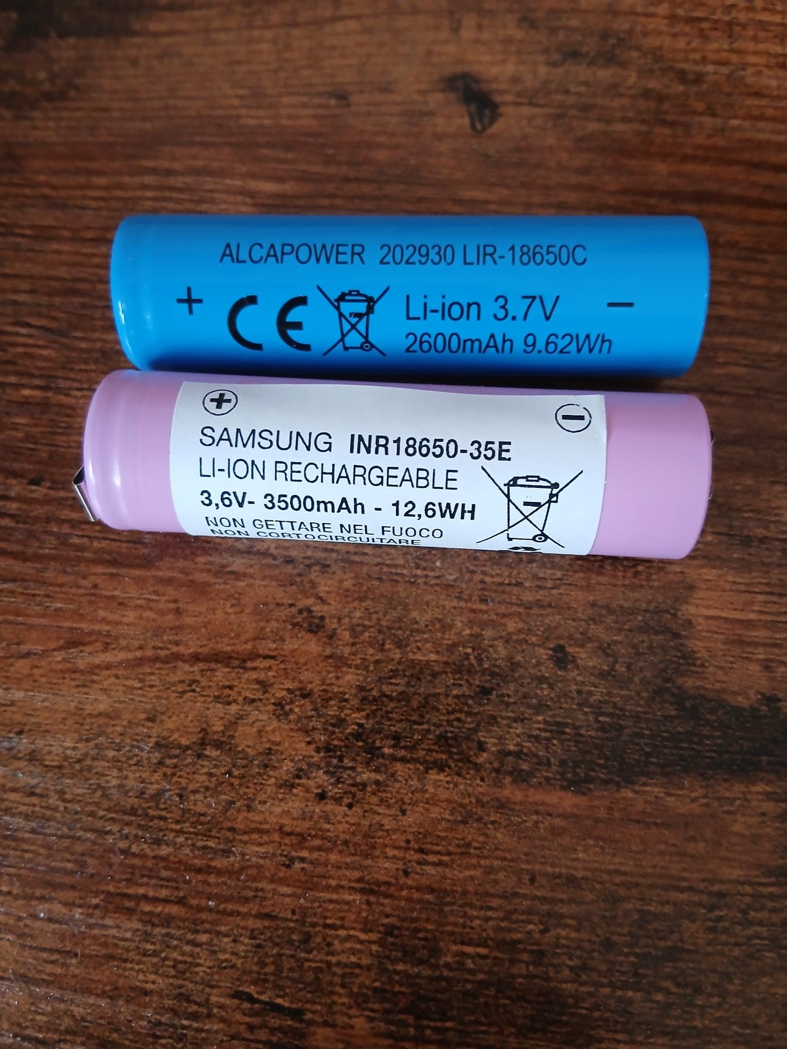Two rechargeable 18650 cells: a 2600 mAh Alcapower and a 3500 mAh Samsung.